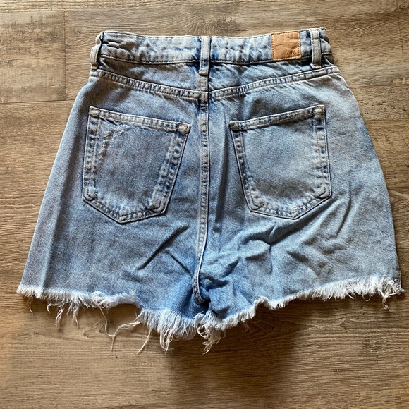 Zara | Super High Waisted Frayed Denim Shorts - Picture 2 of 4